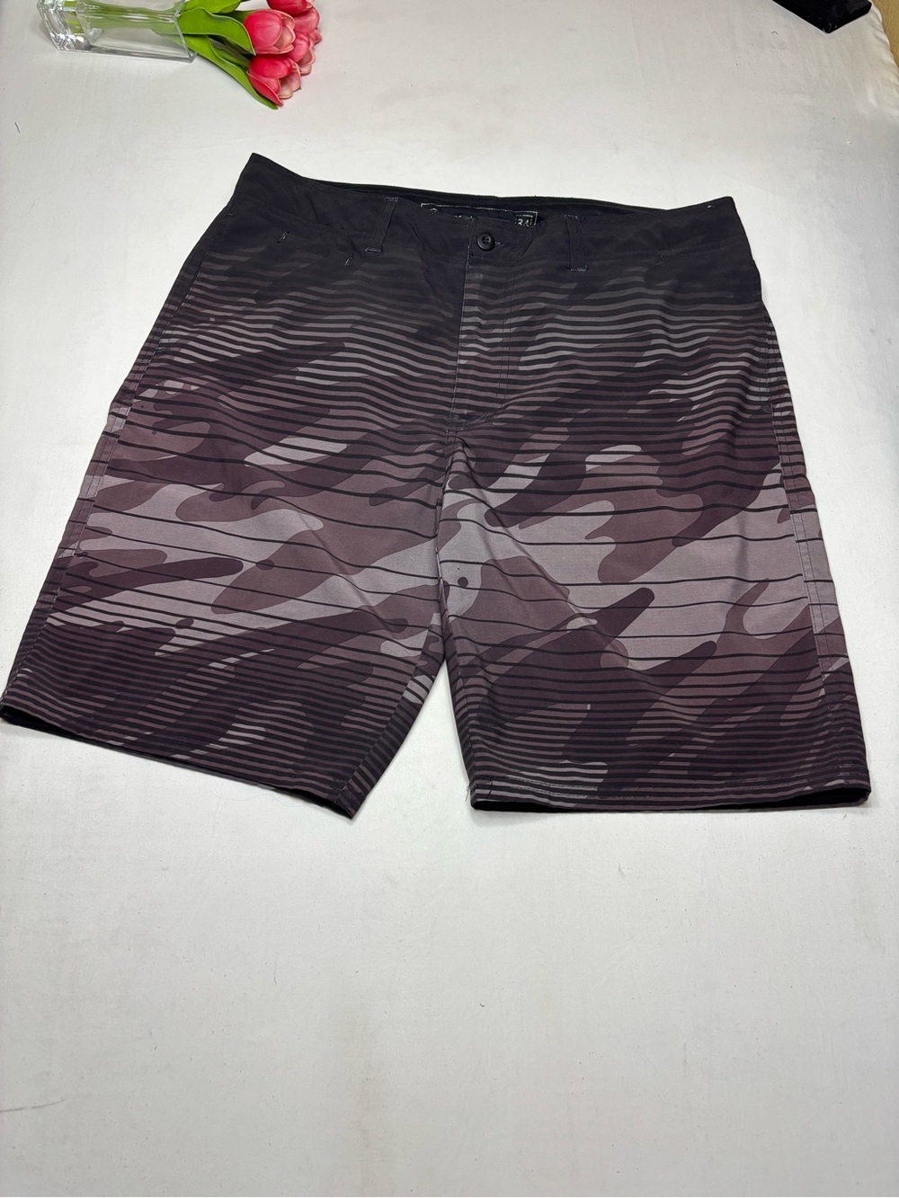 Ocean Current Men's Gray & Black Camouflage Stripe Performance Shorts